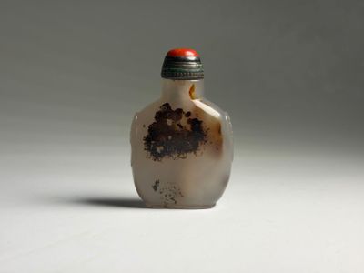 CHINE Flacon tabatière en agate, bouchon en corail et montur…