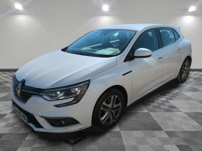 une voiture blanche est garée sur le sol à carreaux d'un garage