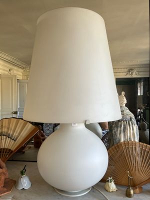une lampe posée sur une table dans une pièce