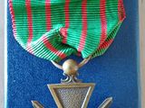 une médaille ornée d'une croix, posée sur une table