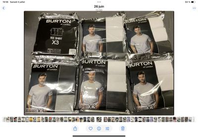 une photo montrant un tas de sous-vêtements pour hommes posés sur une étagère