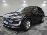 Une Ford Escape noire est garée dans une pièce au sol carrelé.