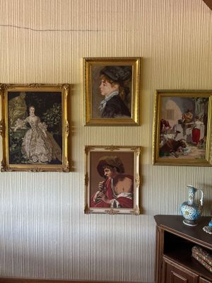 trois tableaux accrochés au mur d'une pièce