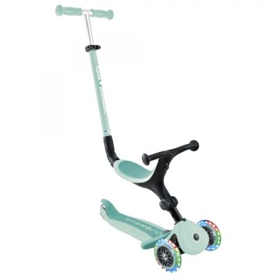 un gros plan d'un scooter avec des roues et un guidon