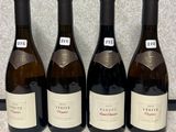 trois bouteilles de vin sont alignées sur un comptoir
