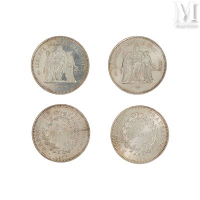 quatre types différents de pièces d'argent sur fond blanc