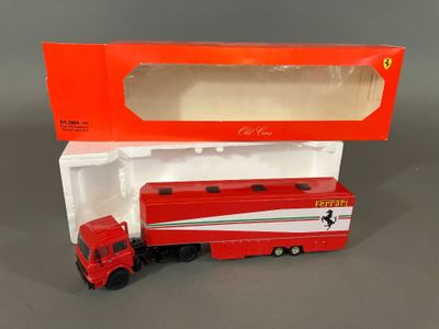 un petit camion rouge avec une caisse à l'arrière