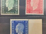 quatre timbres de couleurs différentes représentant le portrait d'un homme et d'une femme