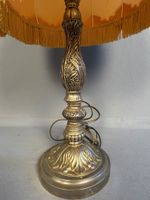 Lampe de chevet avec pied ormenté en métal argenté ciselé et… (photo 2)