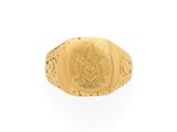 un gros plan d'une bague en or ornée d'un symbole maçonnique