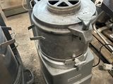 une machine placée au milieu d'une pièce