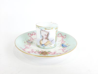 une tasse et une soucoupe ornées d'un lapin