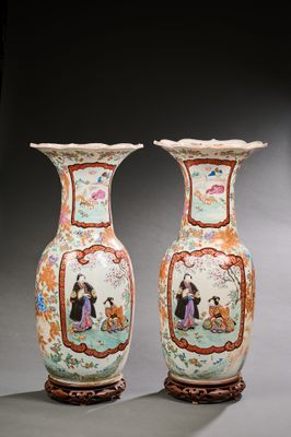 paire de vases chinois ornés de figures sur fond gris