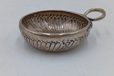 un bol en argent posé sur une table
