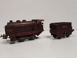 deux petits trains assis côte à côte sur une surface blanche