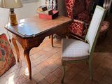 une table, une chaise et une lampe dans une pièce