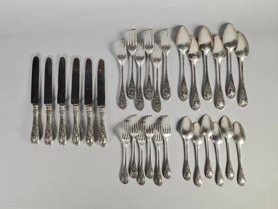 un grand nombre de cuillères et de fourchettes en argent disposées sur une table