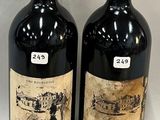 deux bouteilles de vin rouge posées l'une à côté de l'autre sur une table