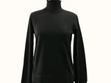 un pull noir pour femme sur un mannequin