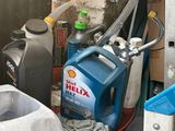 un seau bleu rempli de produits d'entretien dans un garage