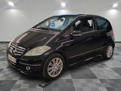 une photo d'une mercedes noire de classe b garée dans un garage