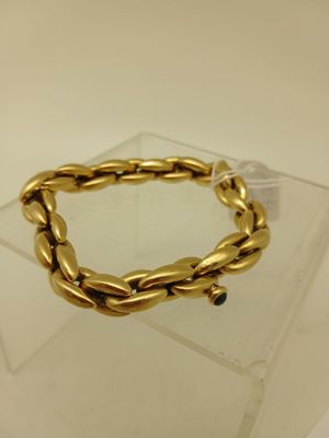 bracelet plaqué or présenté dans une vitrine en acrylique transparent