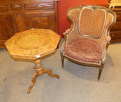 deux chaises et une table dans une pièce