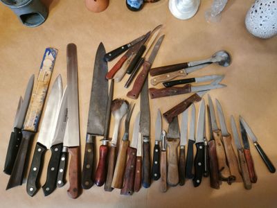 beaucoup de couteaux posés sur la table