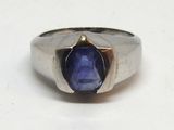 l'image d'une bague contenant une pierre bleue