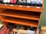 plusieurs bouteilles de vin posées sur une étagère dans une pièce