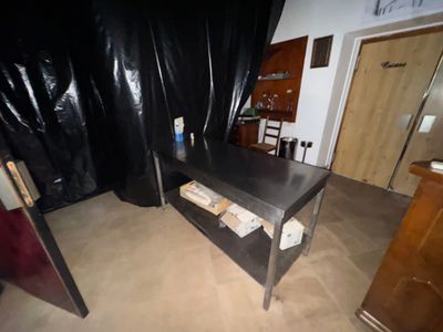 une table placée au milieu d'une pièce