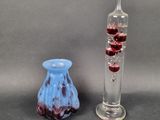 deux vases posés l'un à côté de l'autre sur une table