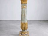 un vase posé sur une table