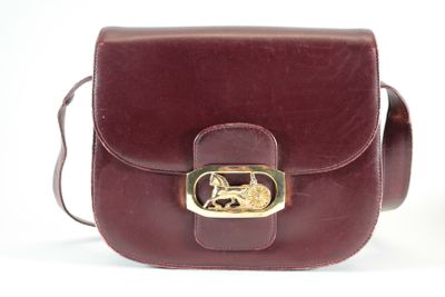 porte-monnaie en cuir bordeaux avec boucle en forme de cheval et finitions en laiton