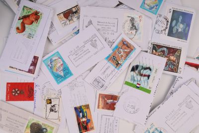de nombreux types de timbres sur la table