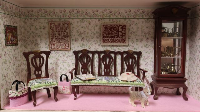 Diorama. Composition miniature, dans une vitrine en bois, vitre e...
