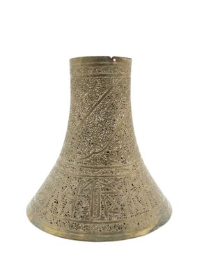 une vieille cloche en laiton sur fond blanc, avec un fond blanc