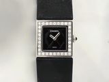 une image représentant une montre noire dont le cadran est orné de diamants