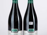 deux bouteilles de vin rouge posées l'une à côté de l'autre sur une table