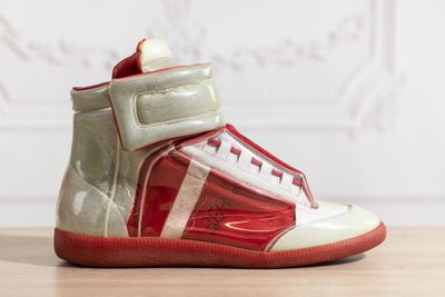 un gros plan sur une paire de baskets posée sur une table