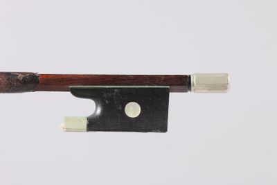 gros plan d'un archet de violon sur fond blanc