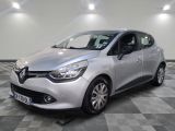 une voiture argentée est garée dans une pièce au sol en damier