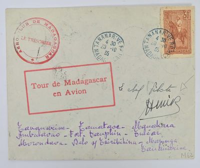 une vieille carte postale avec un timbre rouge au recto