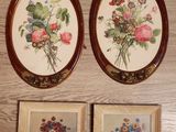 deux photos encadrées représentant des fleurs et un vase de fleurs posé sur une table