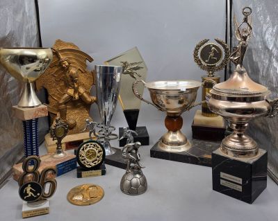 tout un tas de trophées posés sur une table