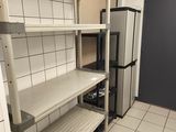 étagères dans une cuisine équipée d'un réfrigérateur et d'un réfrigérateur-congélateur