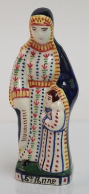 figurine en céramique représentant une femme tenant un enfant dans ses bras