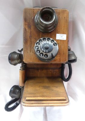un téléphone à l'ancienne posé sur un socle en bois