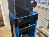 une machine posée sur le sol d'une pièce