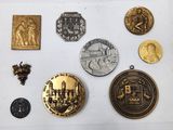 de nombreux types de médailles exposées sur un fond blanc